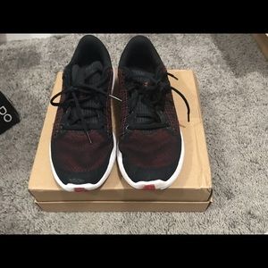 Men’s Under Armour 9 1/2 tennis shoes